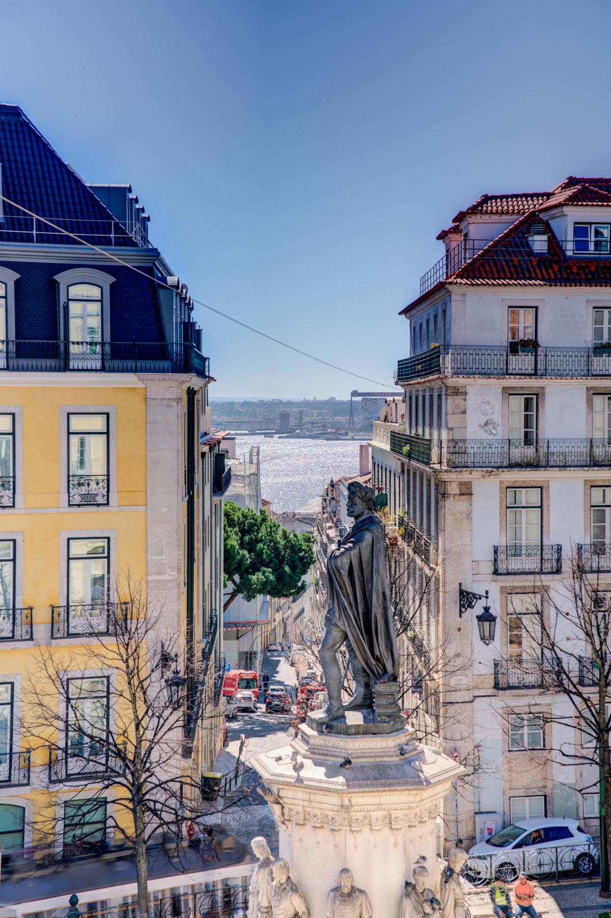 Que amor é este que me faz ir e voltar, Lisboa?
